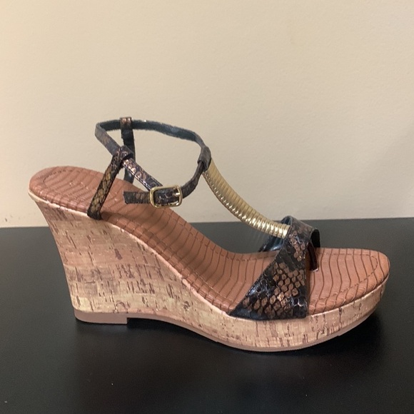 NEW Quipid Gold Strappy Wedge Sandals - Picture 2 of 11